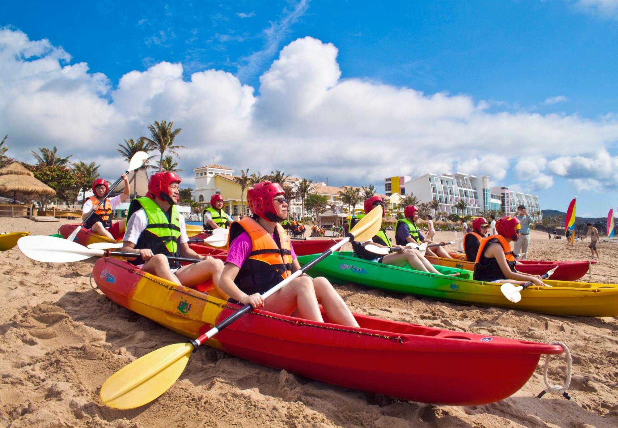 Chateau Beach Resort Kenting Eksteriør billede Kayaking in Benalmadena, Spain