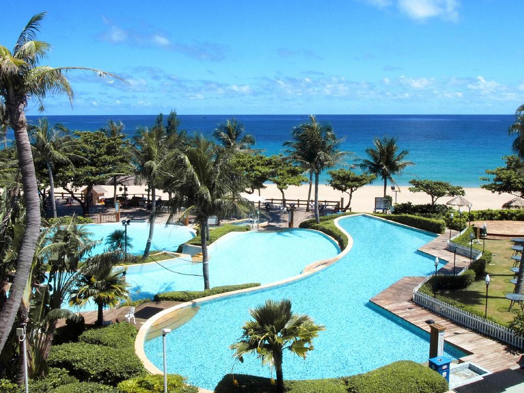 Chateau Beach Resort Kenting Eksteriør billede The pool at the Sheraton Resort