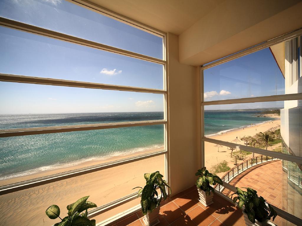 Chateau Beach Resort Kenting Eksteriør billede A view of the beach from a hotel in La Paloma